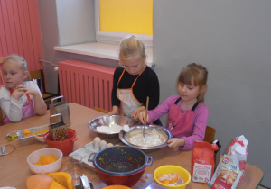 Krasnoludki na zajęciach kulinarnych przygotowują babeczki.