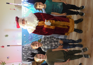 Krasnoludki obejrzały bajkę w wykonaniu aktorów teatru Pacuś pt. "Dobre zwyczaje", następnie odwiedził nas Święty Mikołaj.