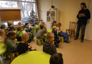 14 grudnia Krasnoludki odwiedziły bibliotekę. W świąteczny nastrój wprowadził nas Pan Krzysztof, czytając przygody Franklina.