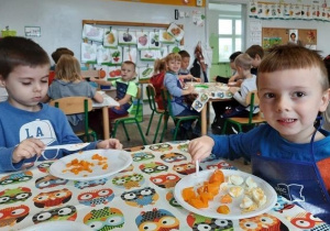 Motylki podczas zajęć realizowanych w ramach tematu kompleksowego "Zdrowe odżywianie",utrwalały wiadomości na temat warzyw i owoców. z małą pomocą nauczyciela wykonały sok i sałatkę.