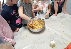 Motylki podczas zajęć realizowanych w ramach tematu kompleksowego "Zdrowe odżywianie",utrwalały wiadomości na temat warzyw i owoców. z małą pomocą nauczyciela wykonały sok i sałatkę.