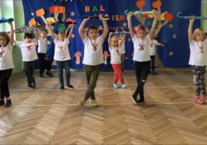 Motylki wzięły udział w konkursie "Utalentowane przedszkolaki" przygotowując taniec pt "Deszczowa piosenka"."