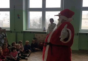 Spotkanie ze Świętym Mikołajem i Przedszkolna Wigilia.Występy świąteczne pt"Zimowa opowieść" - nagrywanie opowieści muzyczno - ruchowej.