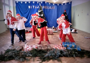 Spotkanie ze Świętym Mikołajem i Przedszkolna Wigilia.Występy świąteczne pt"Zimowa opowieść" - nagrywanie opowieści muzyczno - ruchowej.