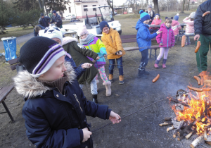 Krasnoludki na koniec ferii zostały zaproszone do Lewityna na ognisko z kiełbaskami. Dzieci bawiły się również na placu zabaw.
