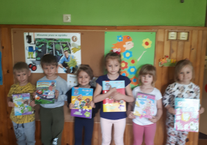 Dzieci z zakupionymi przez siebie książkami.