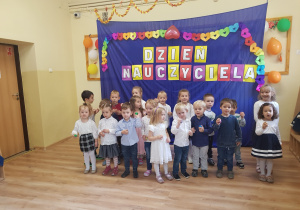 Występy dzieci podczas akademii z okazji Dnia Edukacji Narodowej.