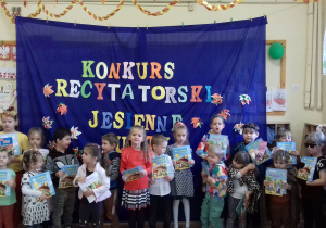 Nagrodzone dzieci biorące udział w konkursie recytatorskim "Jesienne duety".
