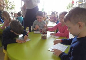Dzieci malują obrazek o tematyce wiosennej