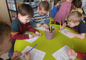 Dzieci malują kredkami wiosenny obrazek